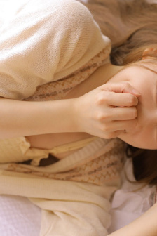男人开车摸女人的手